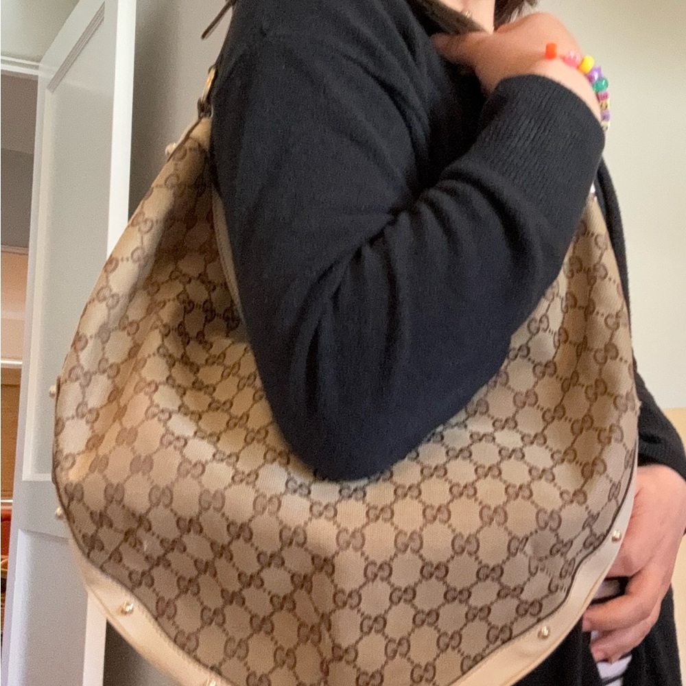 Gucci Hobo in tan cloth & Gucci embossing and cream leather and gold studs. - Picture 11 of 11